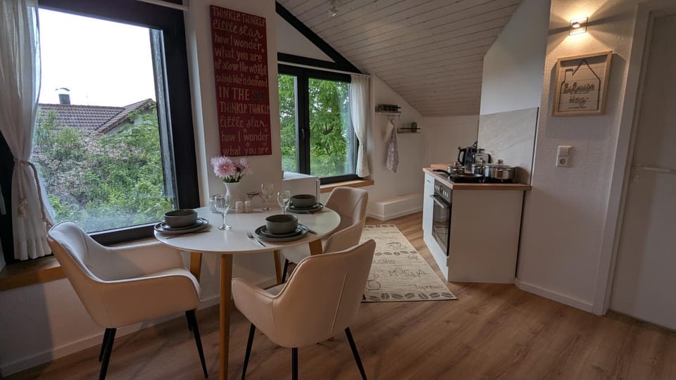 Coffee/tea facilities, Kitchen or kitchenette, Living room, Seating area, Dining area