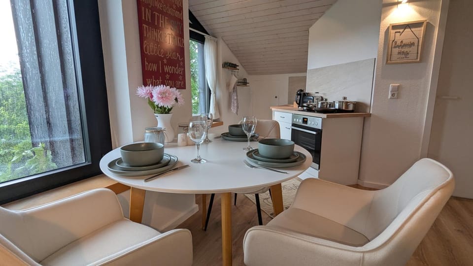 Coffee/tea facilities, Kitchen or kitchenette, Seating area, Dining area