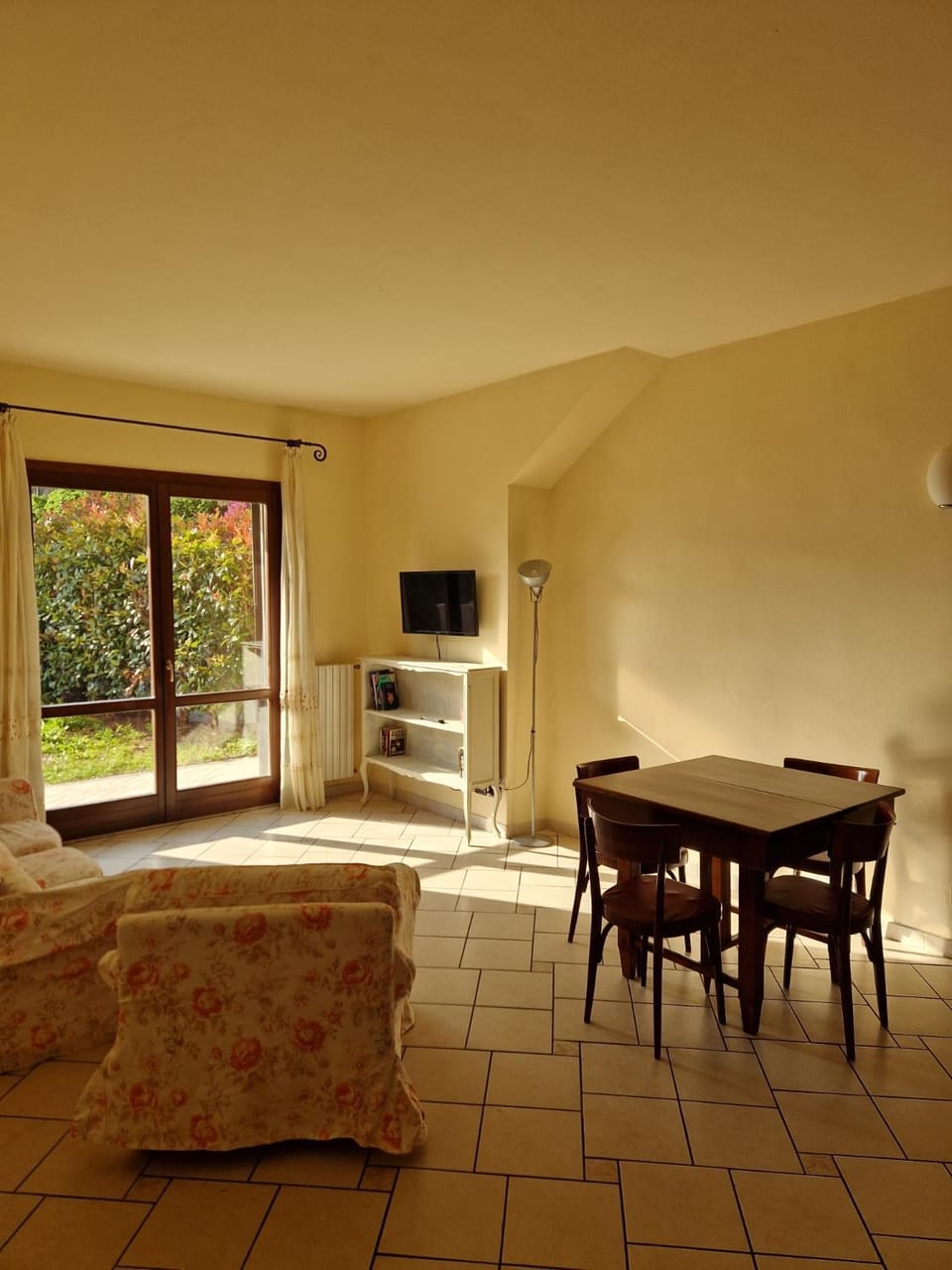 Communal lounge/ TV room, TV and multimedia, Living room, Seating area, Dining area