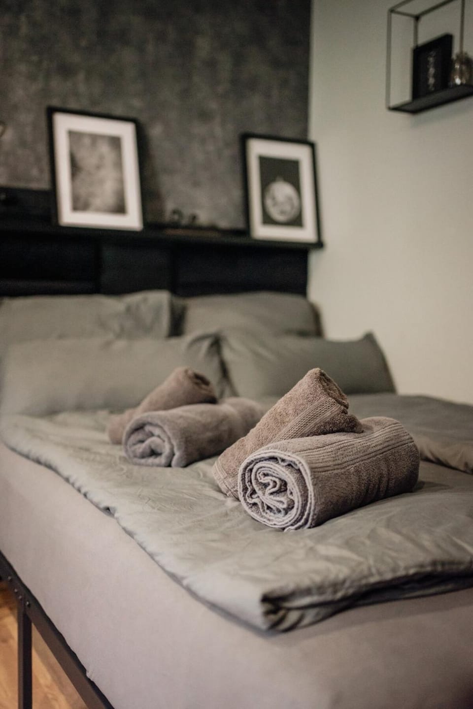 Bed, Bedroom, towels