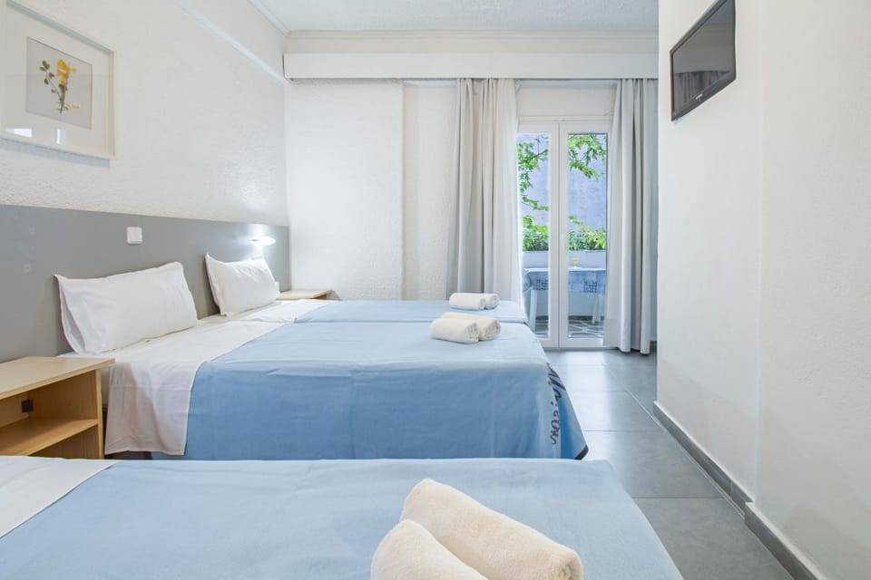 Bed, TV and multimedia, Bedroom, towels