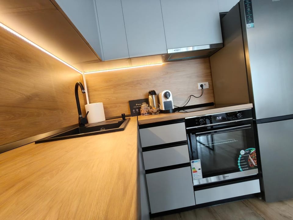 Coffee/tea facilities, Kitchen or kitchenette, oven