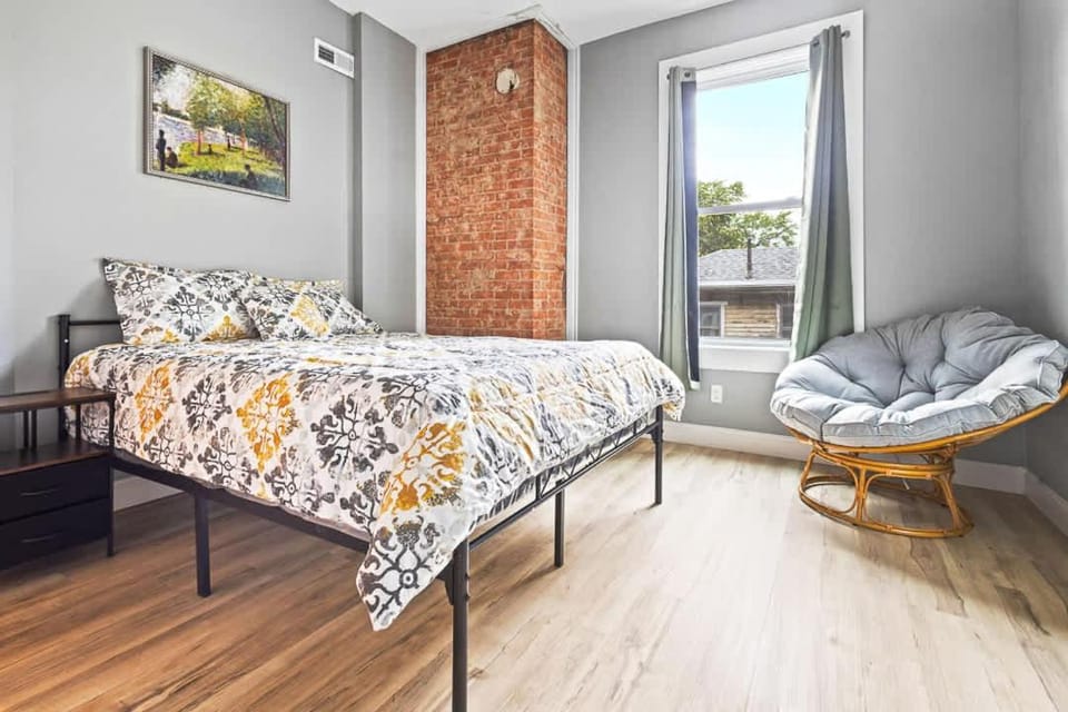 Massive 11BR Home Ideal for Reunions House in Niagara Falls