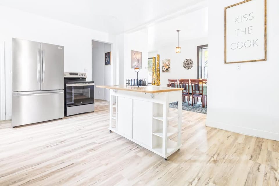 Massive 11BR Home Ideal for Reunions House in Niagara Falls