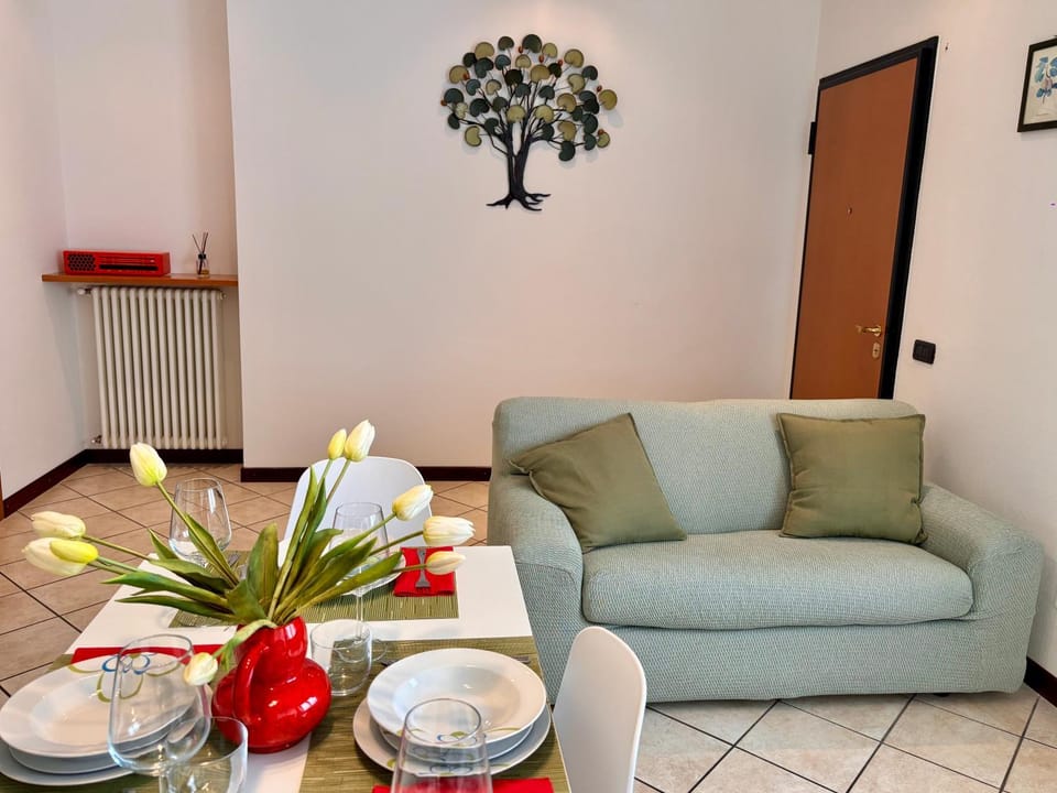 Living room, Dining area, internet
