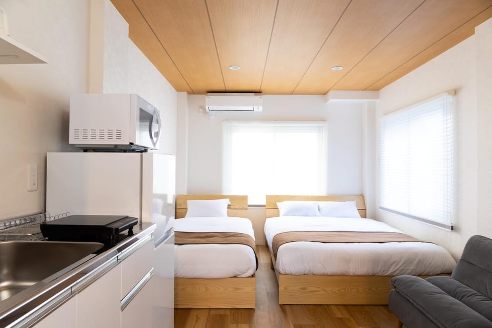 Bed, Kitchen or kitchenette, Photo of the whole room, microwave, stove