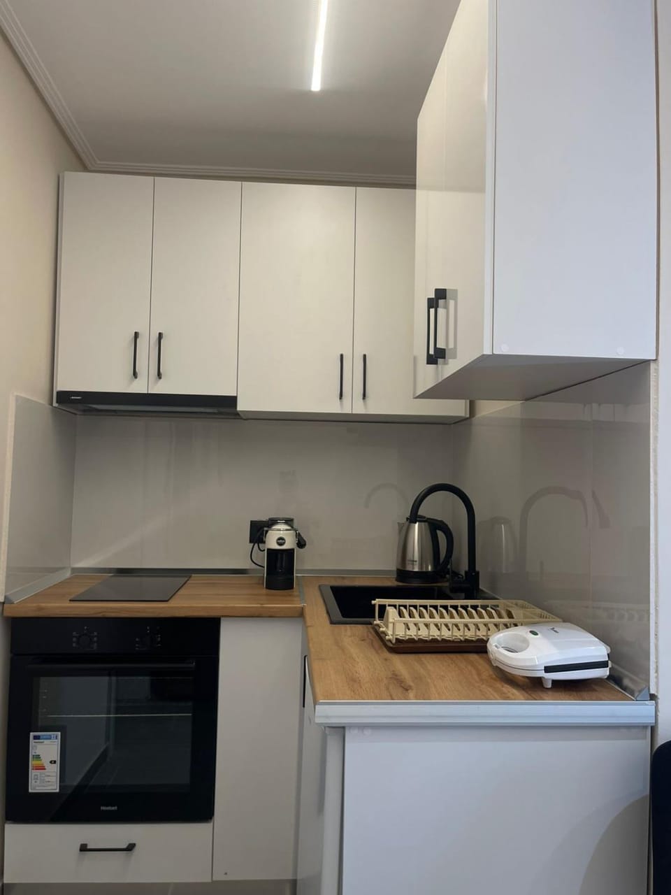 Kitchen or kitchenette, minibar, stove, toaster