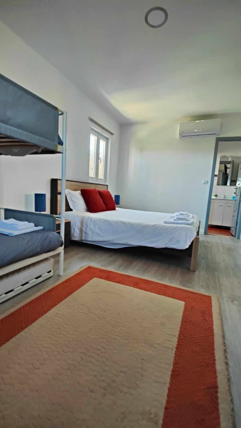 Bed, TV and multimedia, Bedroom