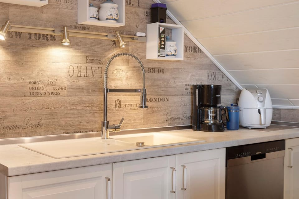 Kitchen or kitchenette, Living room