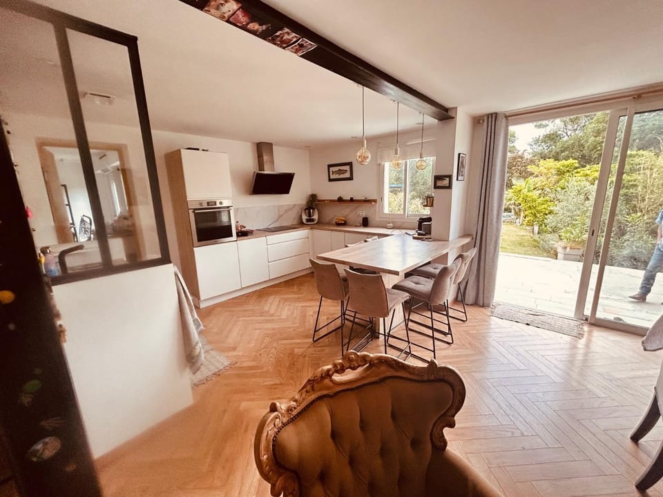 Kitchen or kitchenette, Seating area