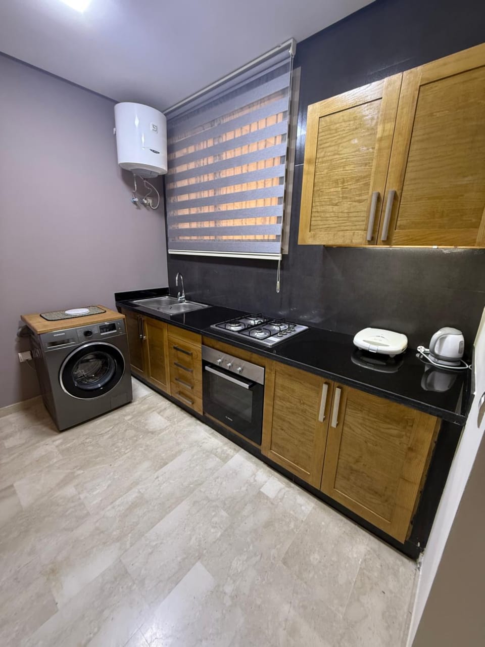 Kitchen or kitchenette, minibar, stove, washing machine