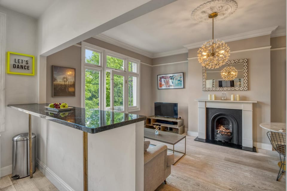 Stylish 1BR Scenic Balcony Apartment in London