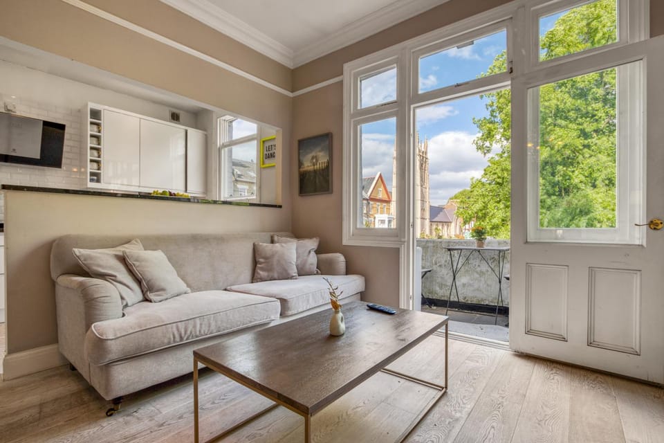 Stylish 1BR Scenic Balcony Apartment in London
