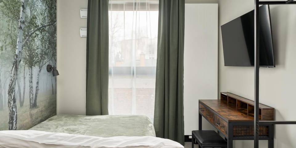 Bed, TV and multimedia, Bedroom