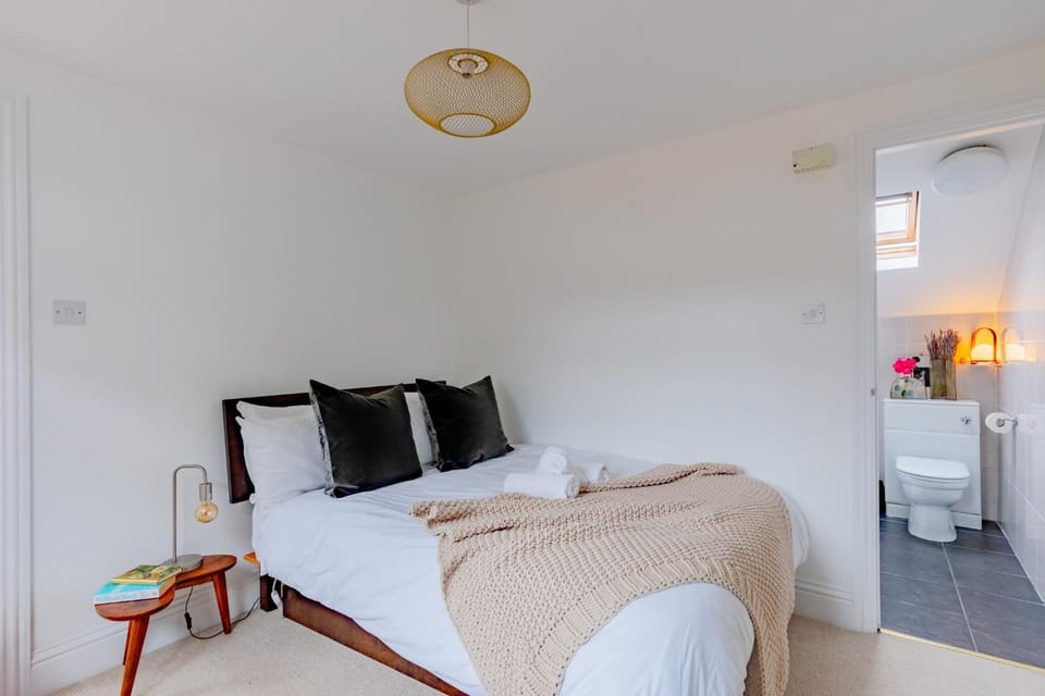 Luxuriously Curated 4BD Home Stoke Newington Apartment in London Borough of Hackney