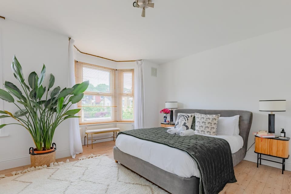 Luxuriously Curated 4BD Home Stoke Newington Apartment in London Borough of Hackney