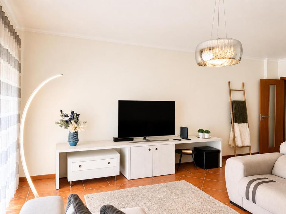 Communal lounge/ TV room, TV and multimedia, Living room, Seating area, Evening entertainment