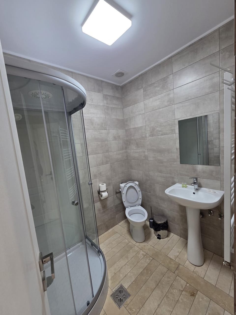 Shower, Toilet, Bathroom, towels