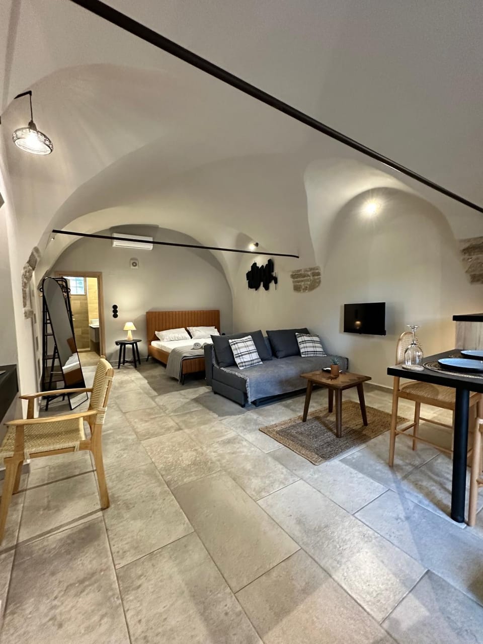 Bed, TV and multimedia, Kitchen or kitchenette, Living room, Photo of the whole room, Seating area, Dining area, Bedroom