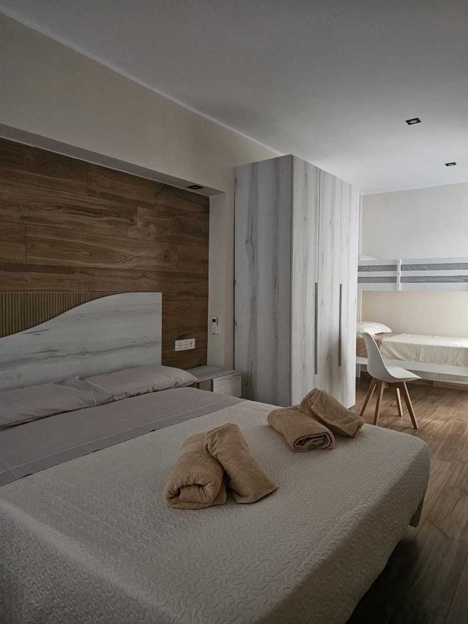 Bed, Bedroom, towels