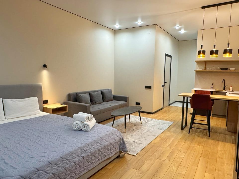 Bed, Photo of the whole room, Dining area, Bedroom, towels