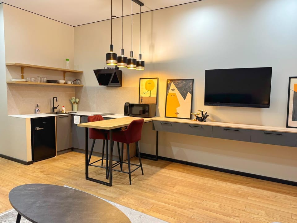 Kitchen or kitchenette, Dining area