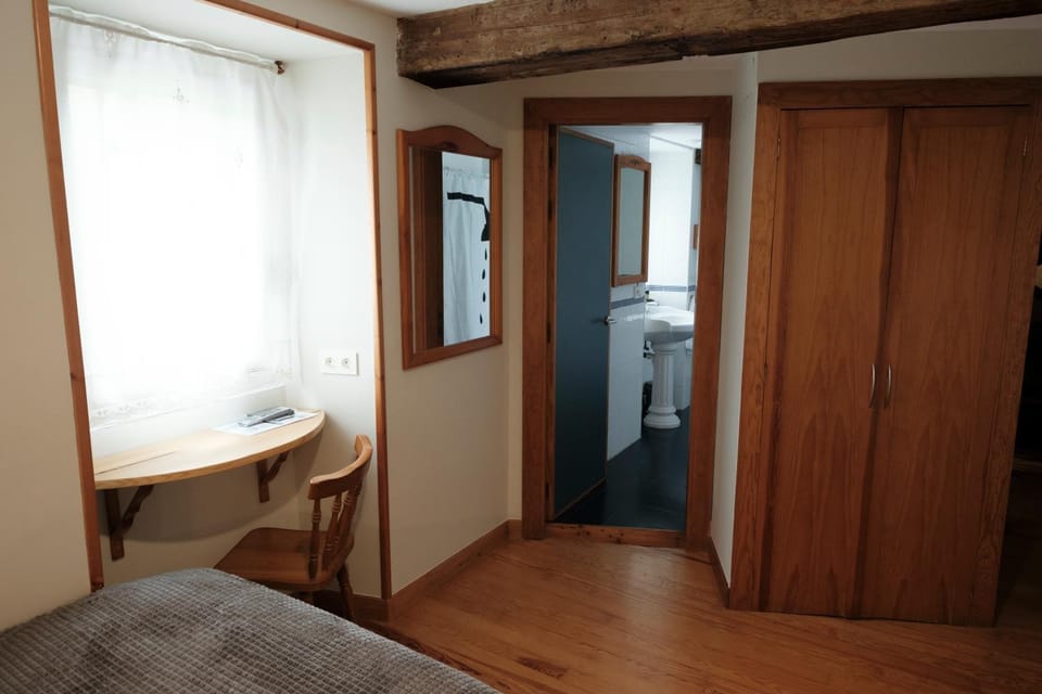 Photo of the whole room, Bedroom, wardrobe