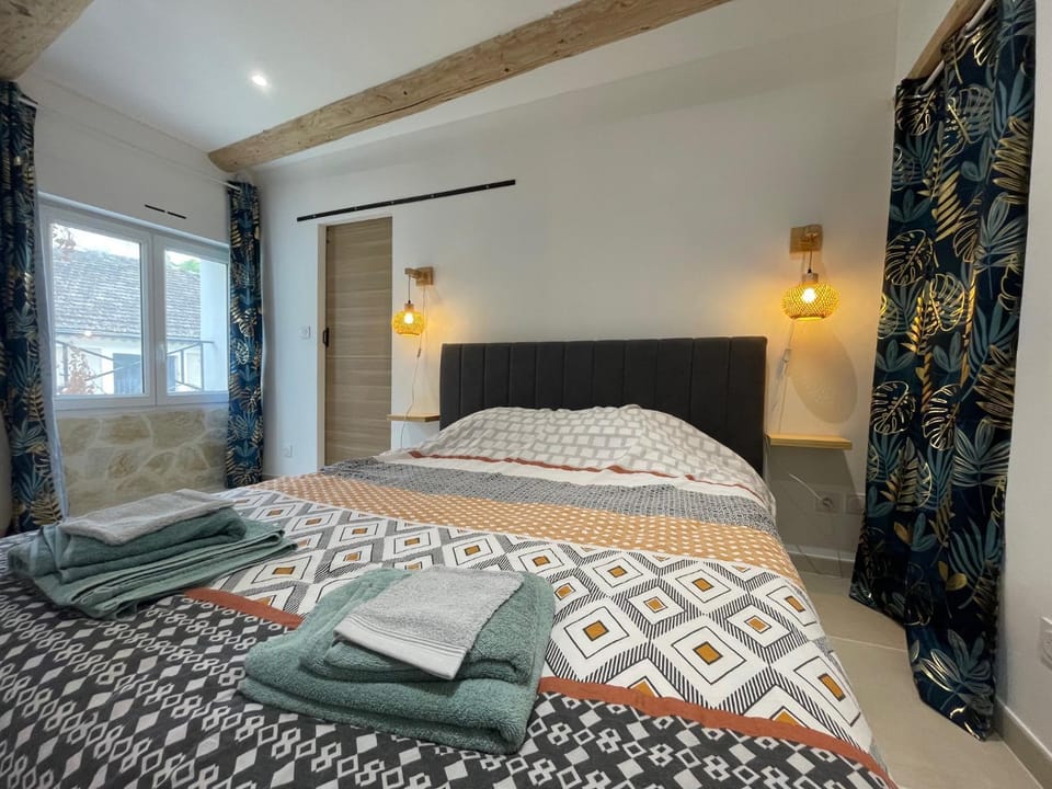 Bed, Photo of the whole room, Bedroom, towels