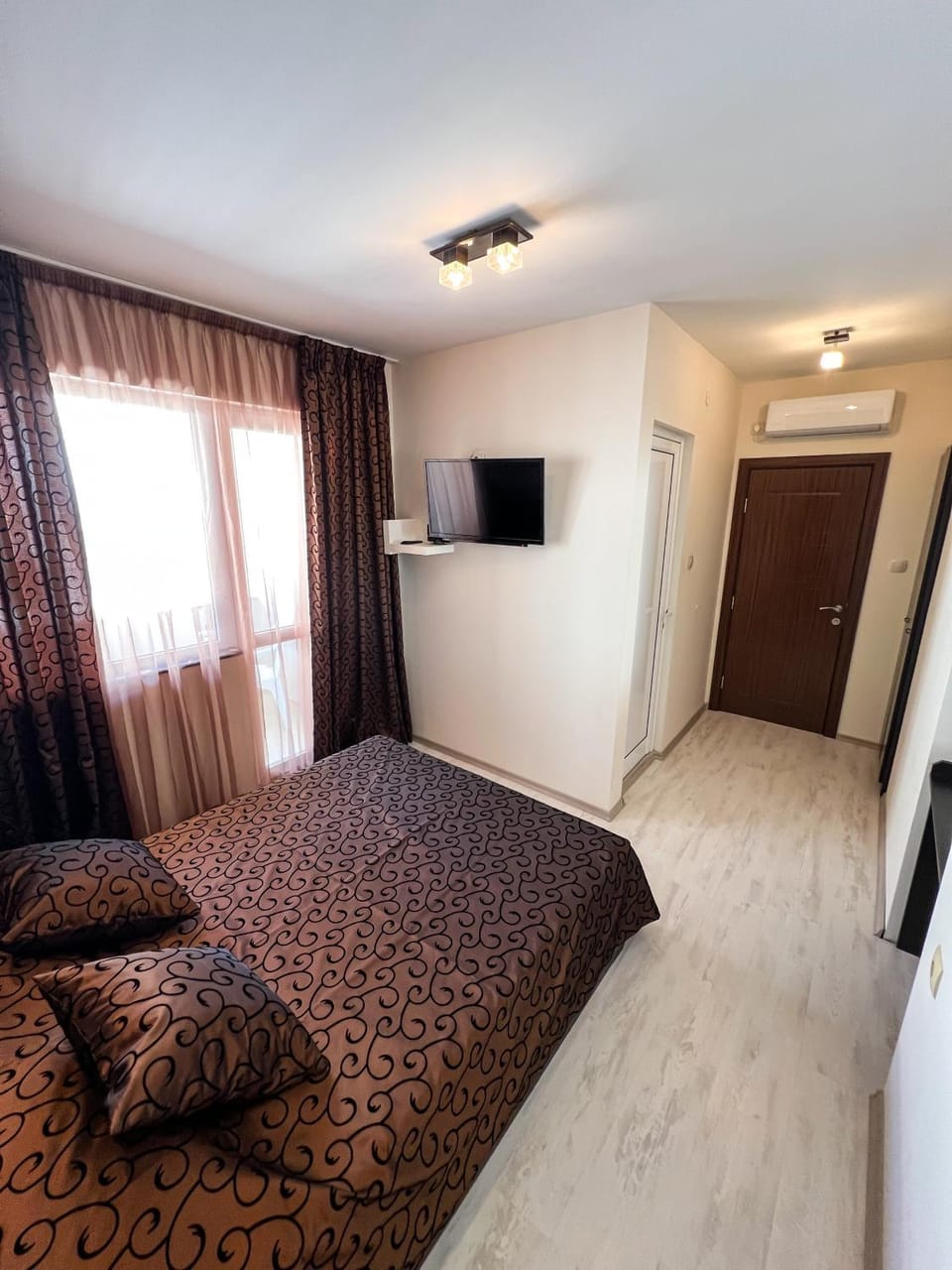 Bed, TV and multimedia, Photo of the whole room, Bedroom, air conditioner