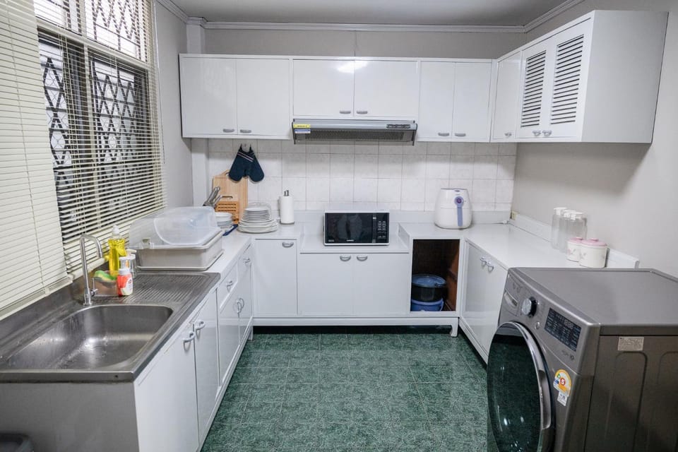 Kitchen or kitchenette, dishwasher, stove