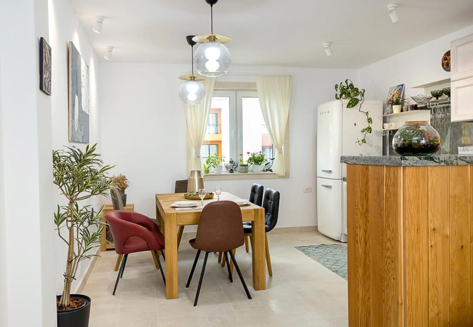 Kitchen or kitchenette, Seating area, Dining area