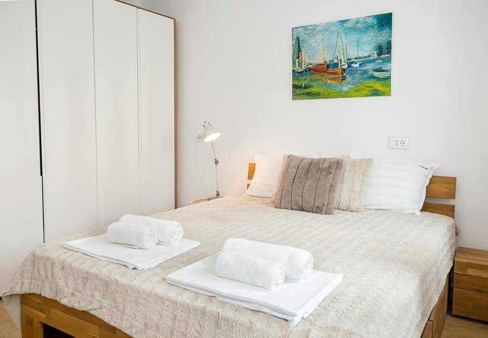 Bed, Bedroom, towels