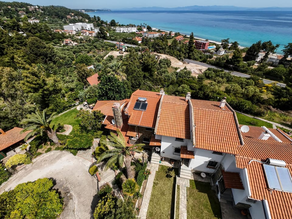 Property building, Day, Neighbourhood, Natural landscape, Bird's eye view, City view, Sea view, Street view