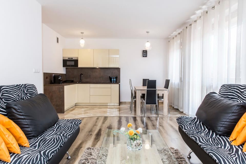 Kitchen or kitchenette, Seating area, Dining area