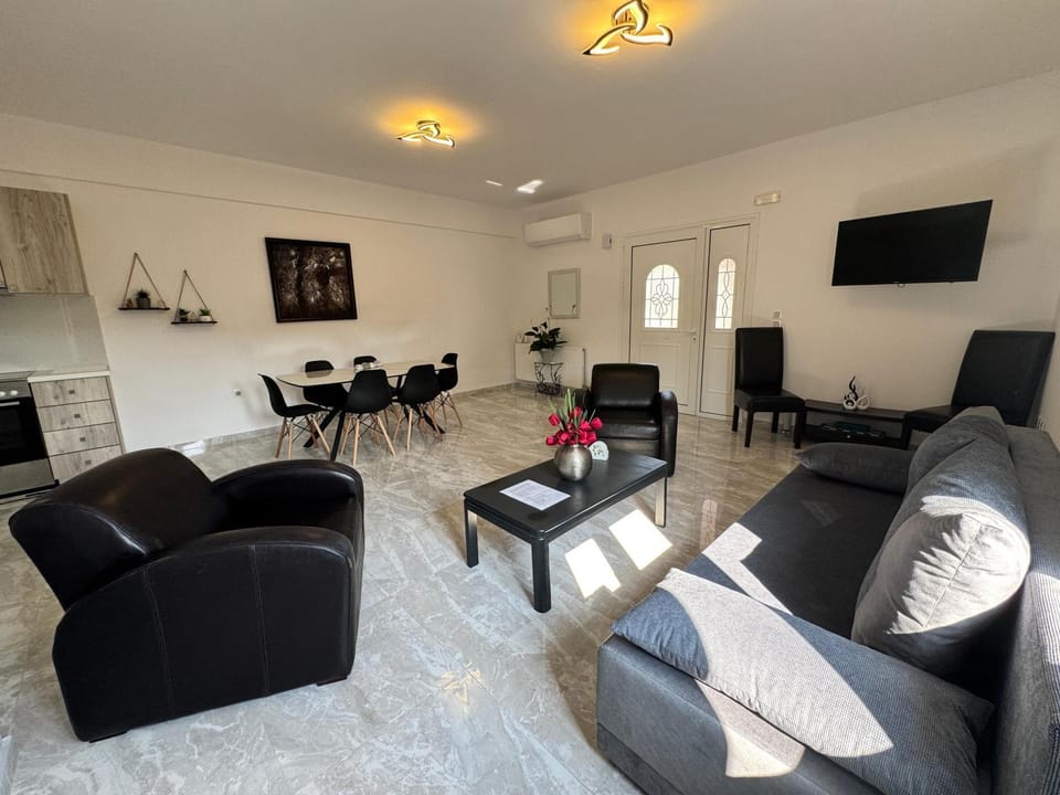 Communal lounge/ TV room, TV and multimedia, Living room, Photo of the whole room, Seating area