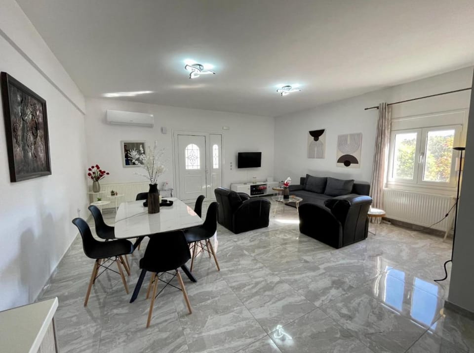 TV and multimedia, Living room, Dining area