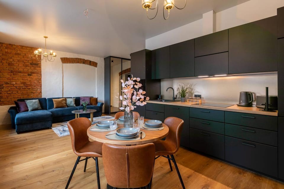 Kitchen or kitchenette, Living room, Seating area, Dining area
