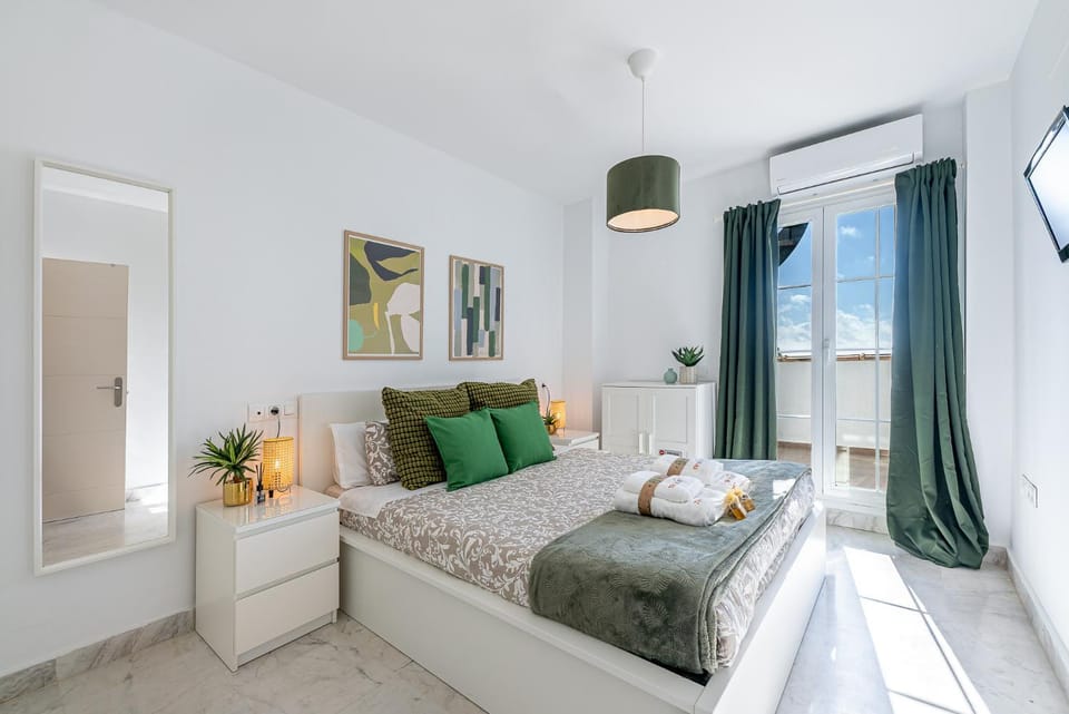 797 HOLIDAY RENTALS -Atico con solarium y vistas panoramicas Apartment in Benalmadena