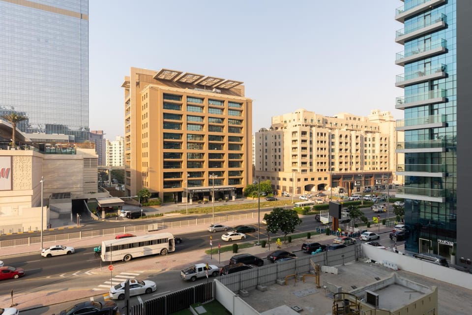 Stylish One-Bedroom Oasis - Prime Palm Location Apartment in Dubai