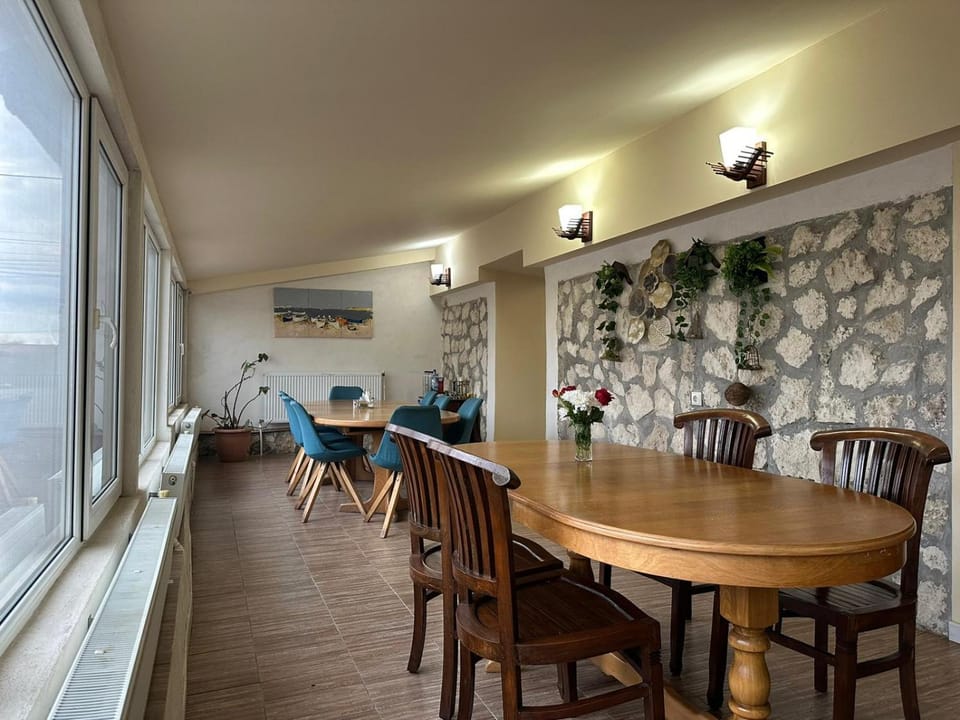 Restaurant/places to eat, Dining area