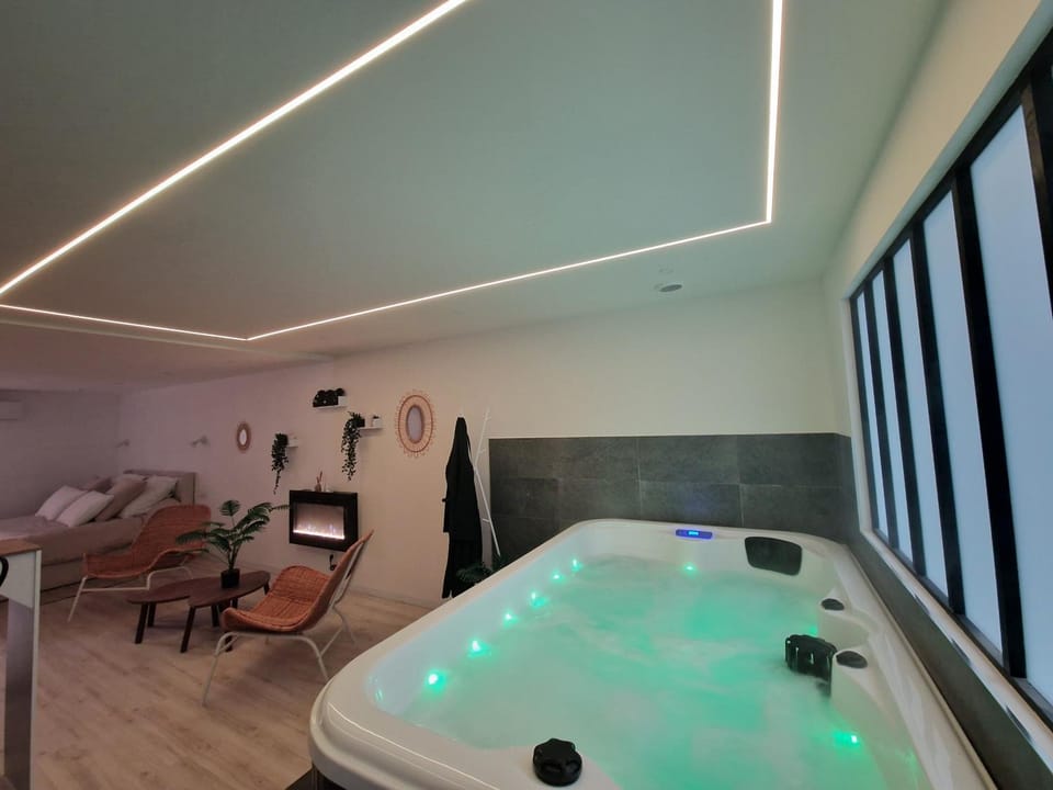 Hot Tub, Spa and wellness centre/facilities