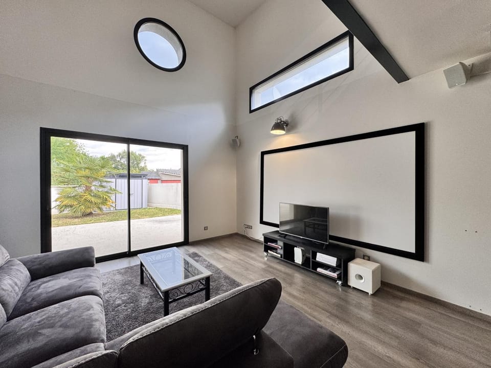 Communal lounge/ TV room, TV and multimedia, Living room, Seating area, Evening entertainment