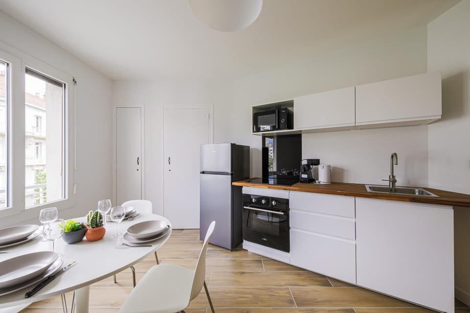 Coffee/tea facilities, Kitchen or kitchenette, Seating area, Dining area, oven