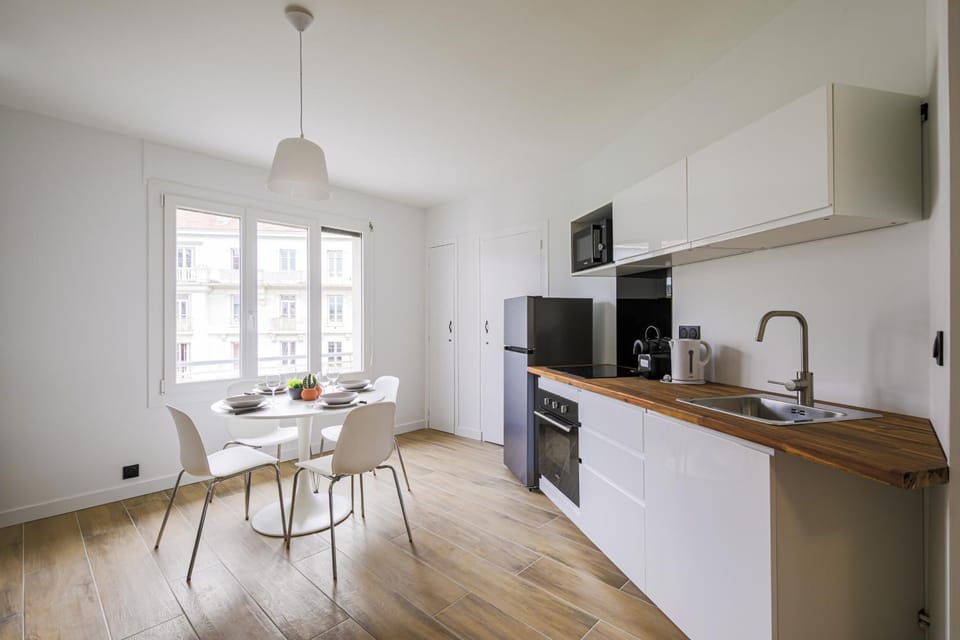 Kitchen or kitchenette, oven, stove