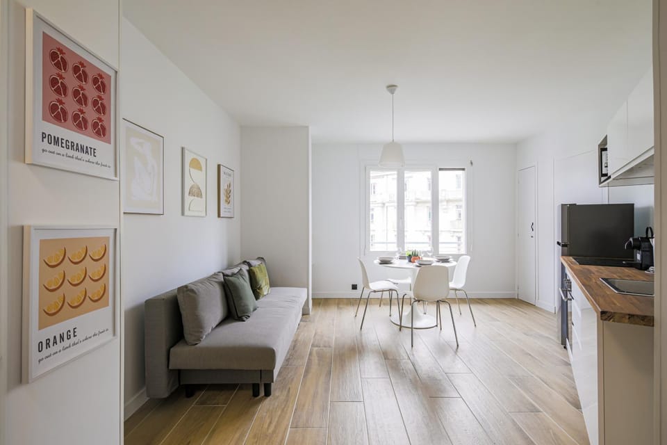 Kitchen or kitchenette, Living room, Seating area, Dining area