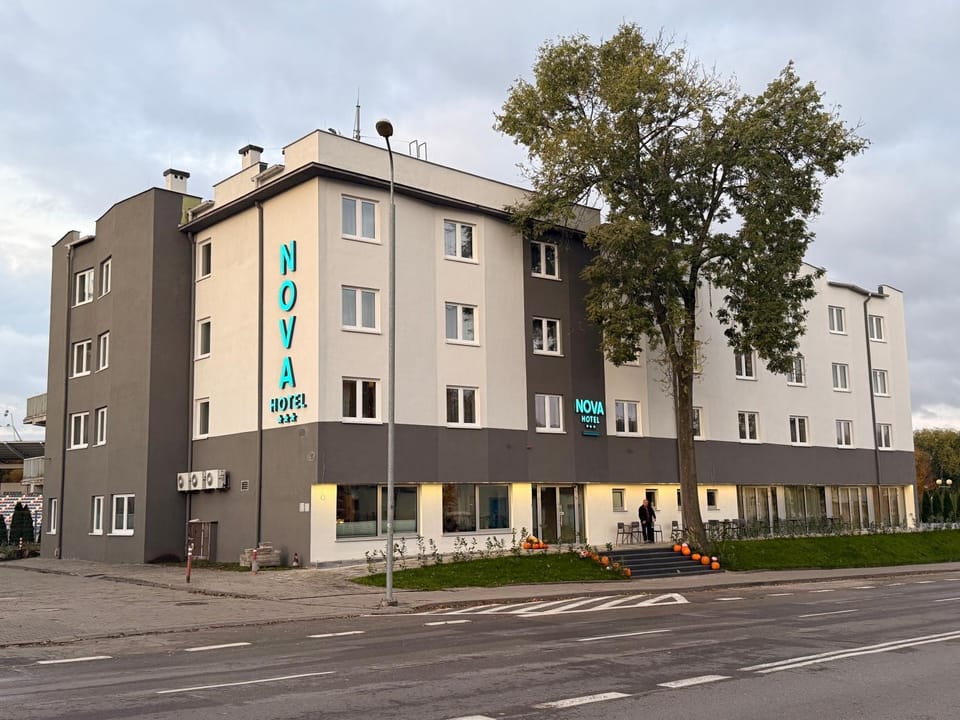 Property building, Day, Neighbourhood, Street view, Location