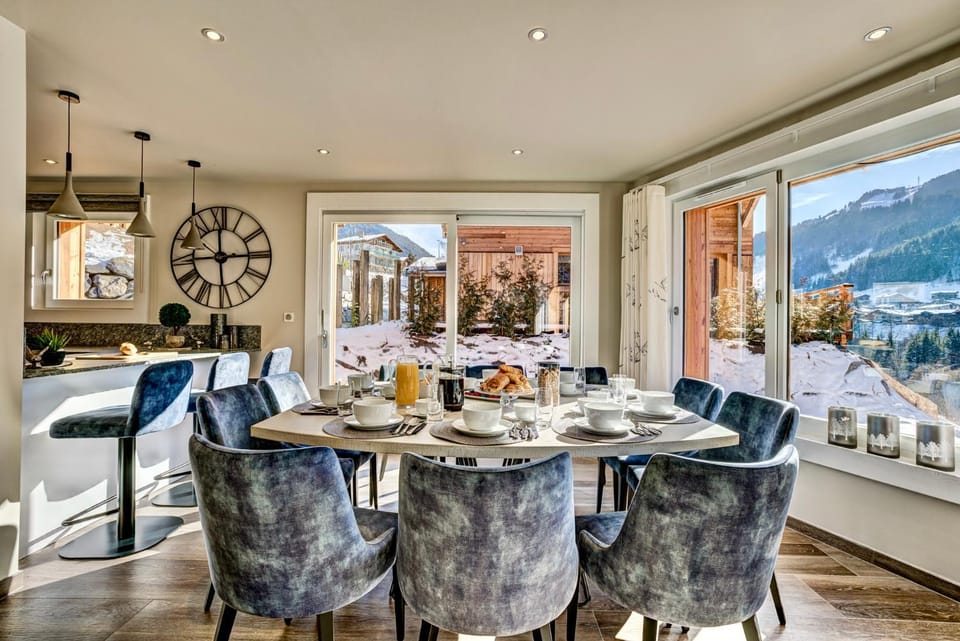 Seating area, Dining area, Mountain view