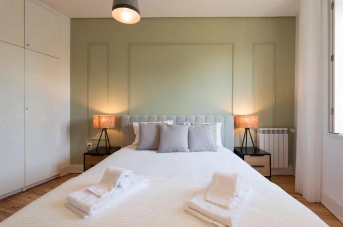 Bed, Photo of the whole room, Bedroom, towels