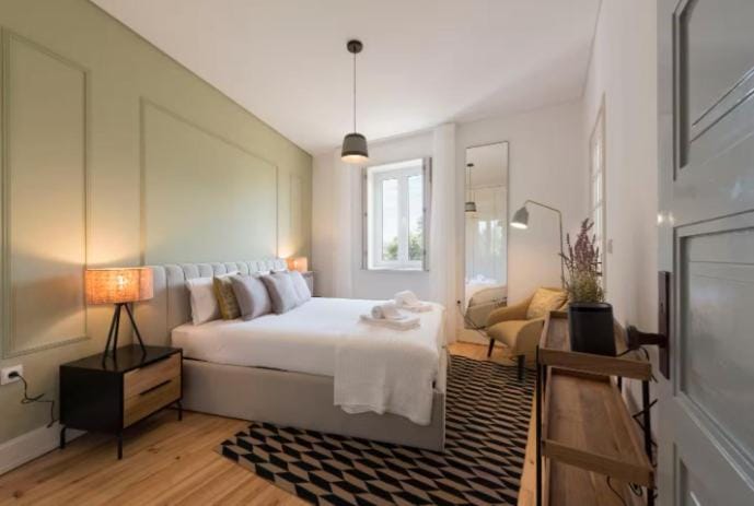 Bed, Photo of the whole room, Bedroom, towels