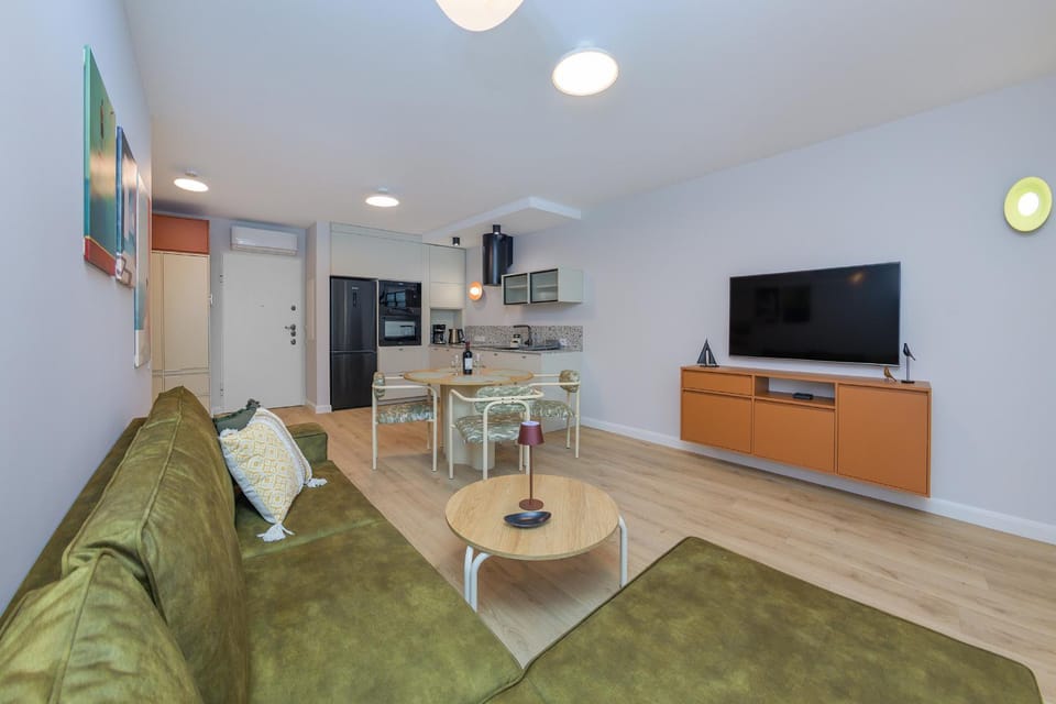 TV and multimedia, Kitchen or kitchenette, Living room, Seating area